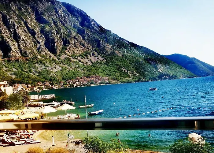 Ariya Mare Apartman Risan Montenegro, Na Plazi